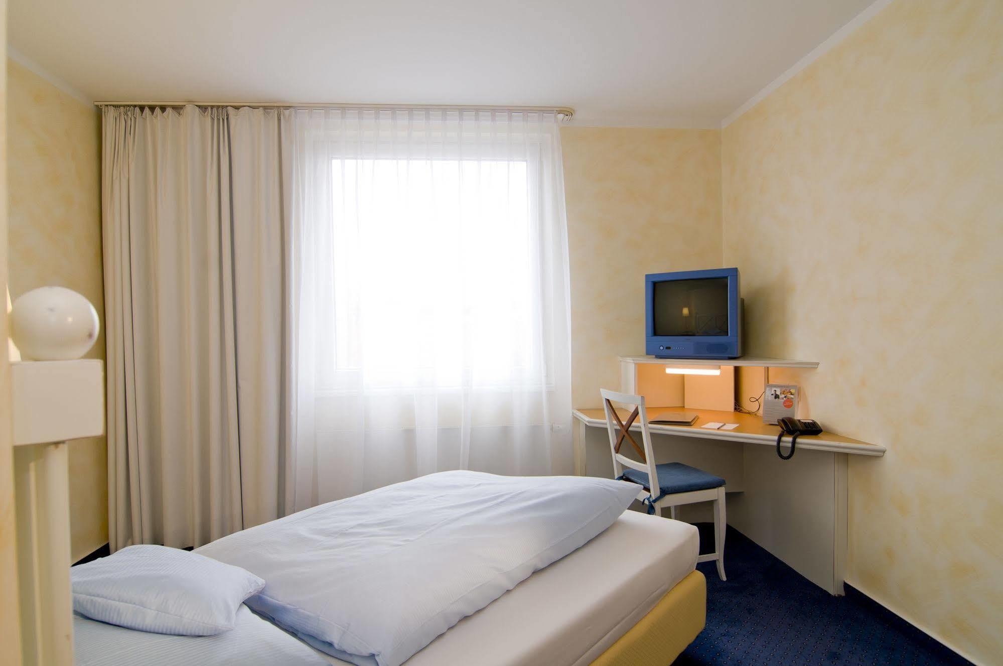 Dormero Hotel Hannover-Langenhagen Airport Bagian luar foto